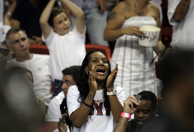 La madre de LeBron James animando a su hijo en el segundo partido de las Finales de la NBA.