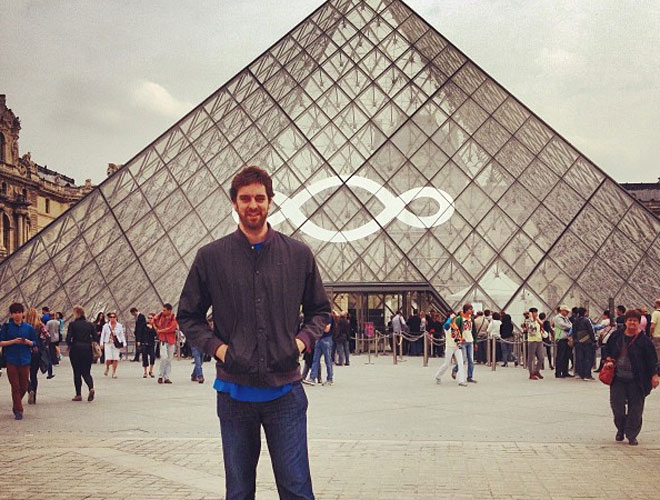 Tras ver la final de Roland Garros, Pau Gasol sigue en París. Aquí, "disfrutando del día" en el Louvre.