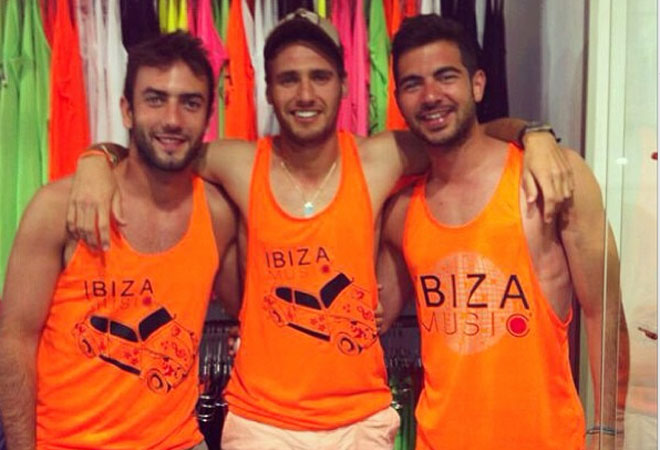 Del franjirrojo al naranja. Jordi Amat disfruta con amigos en Ibiza de sus vacaciones. Y cuando se va de compras con ellos, desentona.