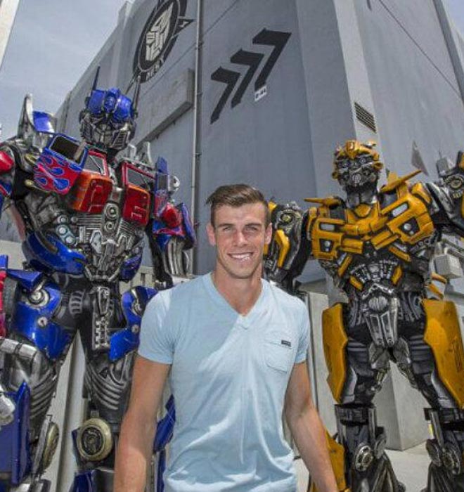 El galés se divirtió dándose una vuelta por el Universal Orlando Resort y visitó a sus amigos Los Transformers. ¿Se sentirá como uno de ellos?