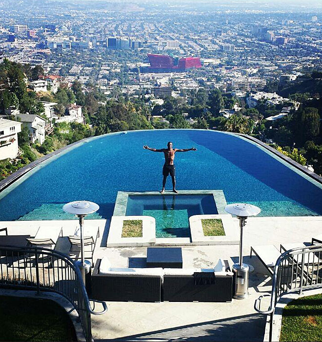 Eric Abidal subió en su cuenta de 'Twitter' es espectacular foto. El francés, disfrutando en Los Ángeles.