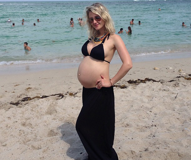 El colombiano ha colgado en su cuenta de Twitter una foto de su mujer, embarazada, en la playa con motivo de su cumpleaños. El 'Tigre' espera su primer hijo y lo hace disfrutando en la costa.