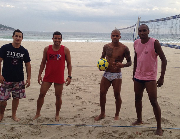 El jugador brasileño del Galatasaray no quiere perder el toque este verano y juega en la playa al futvoley con sus amigos.
