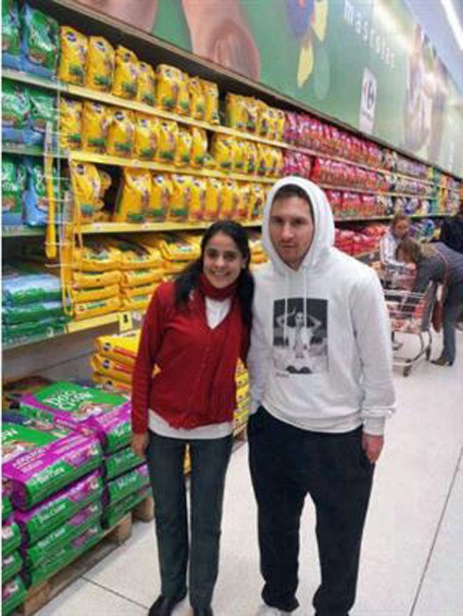 Algunos vecinos de Rosario se cruzaron con Messi en el centro de la ciudad y otros le pidieron una foto en un supermercado de Gualeguaychú.
