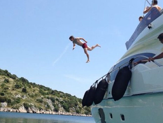 El croata se lanzó al agua desde una considerable altura. Deporte de riesgo el de Modric durante las merecidas vacaciones.