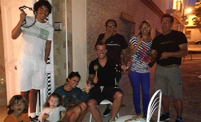 El futbolista holandés Rafael Van der Vaart disfruta de un merecido descanso con su familia