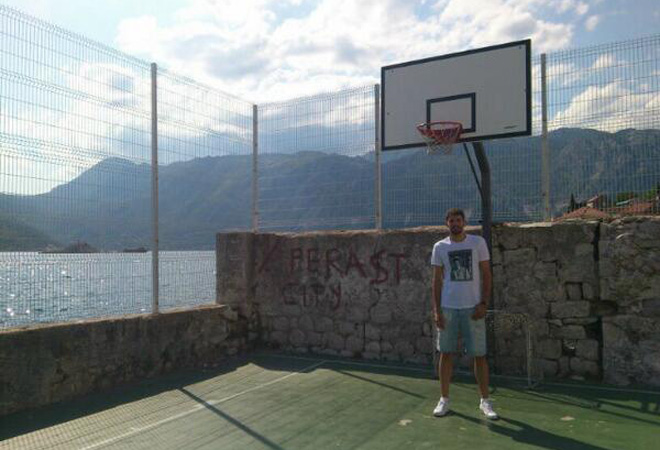 Nikola Mirotic está disfrutando de sus vacaciones enseñando a sus amigos los mejores paisajes de Montenegro. El de la imagen, un sitio muy especial para meter canastas.