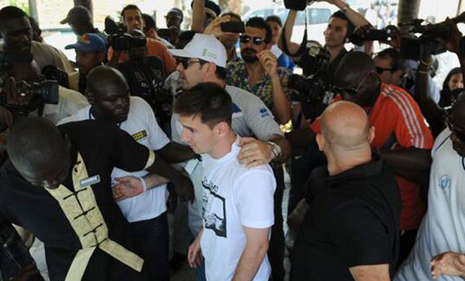 Leo Messi ya ha comenzado su visita solidaria a Senegal, donde participará en la distribución de redes anti-mosquitos en el marco de la campaña 'El fútbol combate la malaria'.