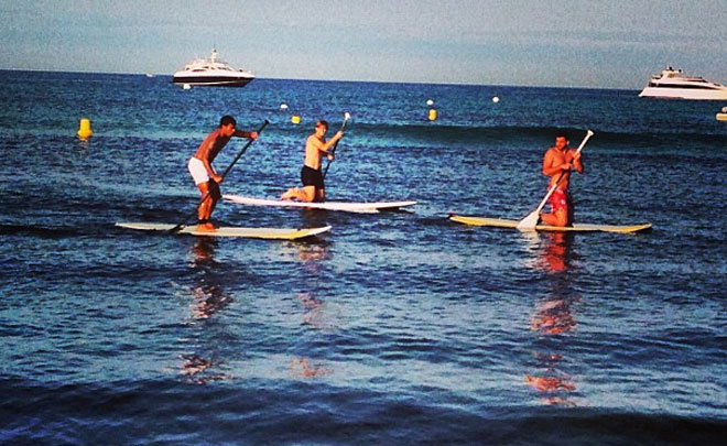 "Paddle surf, olas de 10 metros", así se entretenía Rafinha en sus vacaciones en la Costa Azul.