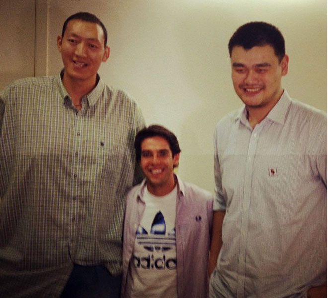 De visita en China, Kaká se encontró con dos gigantes: Yao Ming y Sun Ming Ming.