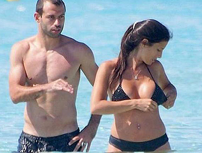 Mascherano se releja con su esposa durante las vacaciones en una playa de Ibiza. ¡Ay, qué malos son los calores veraniegos!