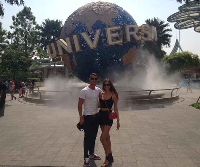 Cristiano Ronaldo visitó con su novia Irina Shayk los estudios Universal en Singapur.