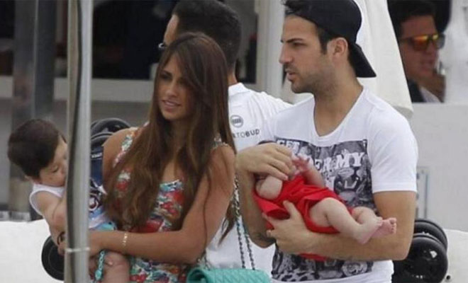 Cesc pasea en Ibiza a su hija Lia junto a Antonella, novia de Messi, y su hijo Thiago.
