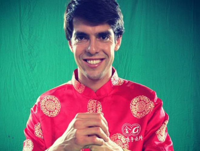 El brasileño sigue de vacaciones por tierras asiáticas y se ha atrevido a ponerse un kimono. Kaká posa así de divertido en esta foto.