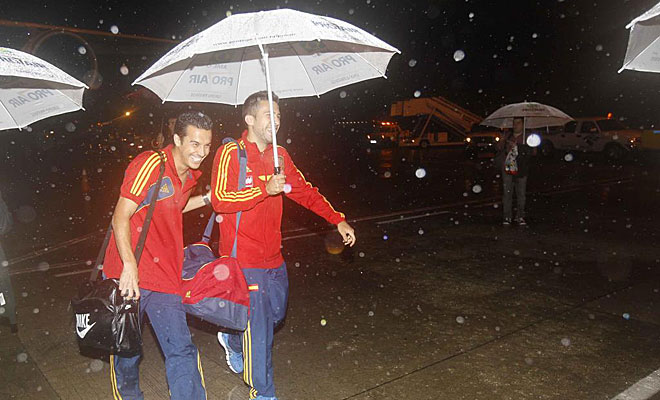 La seleccin espaola lleg a la ciudad brasilea de Recife, donde jugar el domingo su primer partido por la Copa Confederaciones, en medio de una fuerte lluvia.