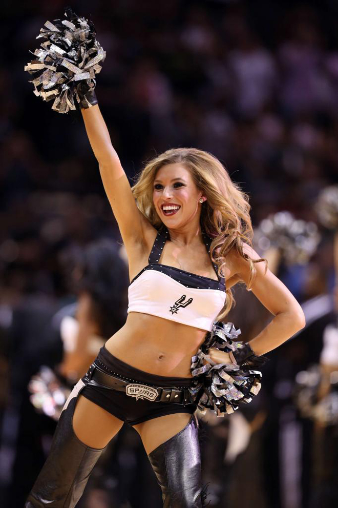Las cheerleaders de los Spurs no pudieron evitar la derrota de su equipo en el cuarto partido de las Finales de la NBA.