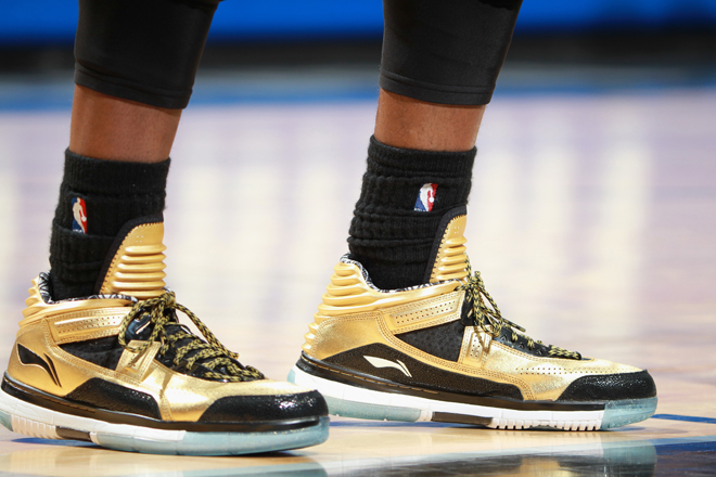 Dwyane Wade luciendo sus flamantes zapatillas en las Finales de la NBA.
