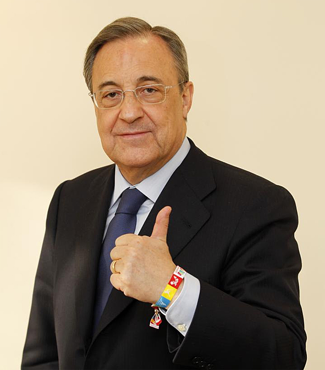 El presidente del Real Madrid, Florentino Prez, con su pulsera M2020.