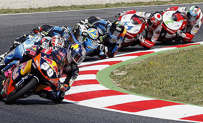 Hermosa imagen en la que los pilotos de Moto3 van tomando una de las curvas de Montmel.
