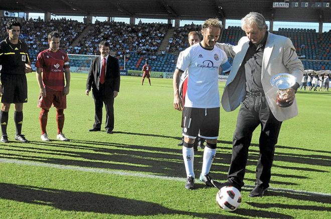 El argentino realiz el saque de honor en un partido de la UD Salamanca en El Helmntico, ante la presencia del capitn del equipo, Quique Martn.