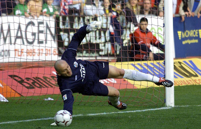 El rumano disput siete temporadas en las filas del conjunto charro, desde 1997 hasta 2004. En la imagen, para un penalti a Borreguero, del Sporting, en su ltima campaa como portero del Salamanca.