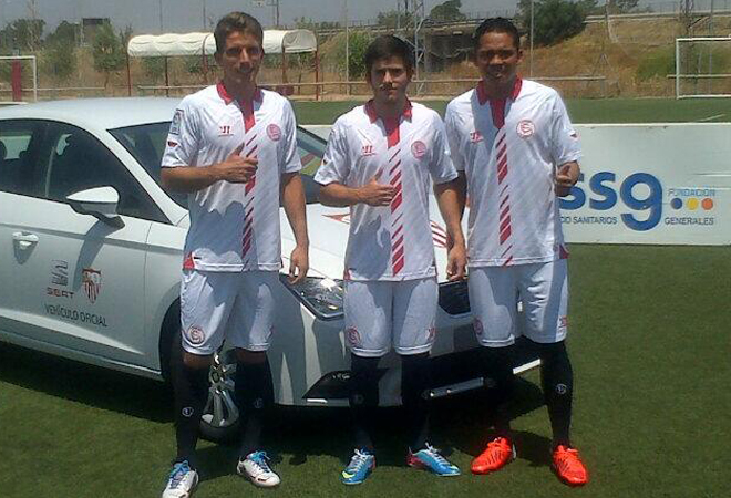 El Sevilla present a tres jugadores de una tacada: Carrio, Jairo y Bacca.