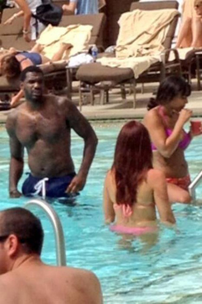 Greg Oden, el mastodntico refuerzo de los Heat, refrescndose en una piscina de Las Vegas.