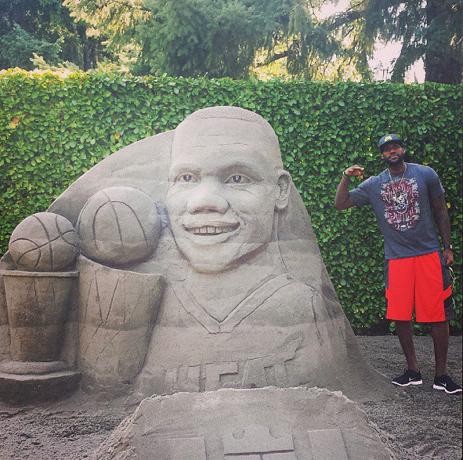 Nike, la firma que viste a LeBron, regal esta escultura de arena al dos veces campen de la NBA.