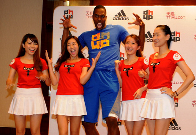 Dwight Howard, nuevo jugador de los Houston Rockets, conquistando China en una gira promocional.
