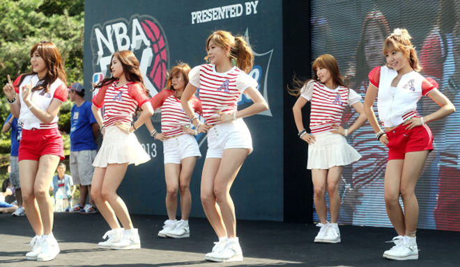 La famosa banda (en Corea del Sur) A-Pink se lo pas en grande junto a Brook Lpez durante un acto del 2013 NBA 3X de Sel.
