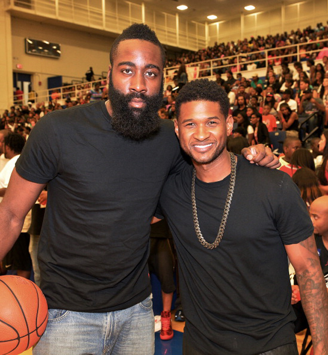 James Harden (Rockets) posando junto al cantante Usher en un acto promocional en Atlanta.