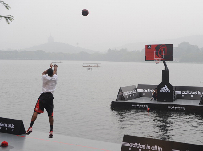 Derrick Rose, estrella de los Bulls, durante su visita a Hangzhou (China).