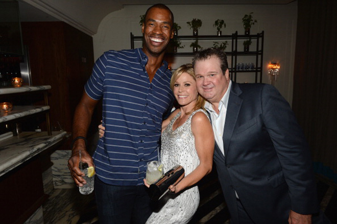 Jason Collins, el primer jugador NBA en activo en salir del armario, posando junto a Claire Dunphy (Julie Bowen) y Cameron Tucker (Eric Stonestreet), dos de los protagonistas de 'Modern Family' en una fiesta de los Premios Emmy.