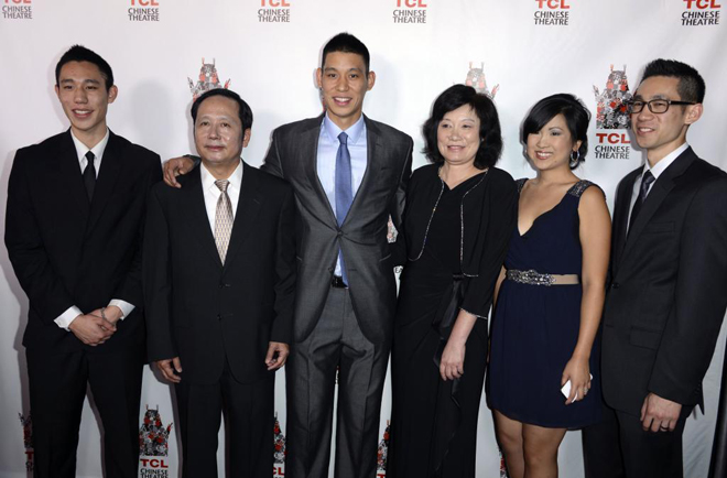 El base de los Houston Rockets, Jeremy Lin, acudi junto a toda su familia al estreno del documental que narra su vida y cmo pas de ser Lin a convertirse en 'CeLincienta'.