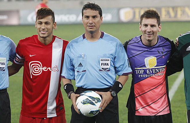 Messi y Neymar deleitaron con su talento a miles de peruanos que abarrotaron el Estadio Nacional de Lima.