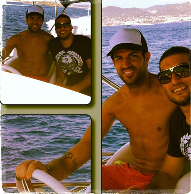 Cesc Fbregas y Jos Manuel Pinto disfrutaron del da en alta mar y el centrocampista cul cogi el timn de la embarcacin.
