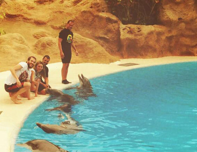 El jugador del Real Madrid Sergio Rodrguez disfrut de un da con los delfines en el Loro Parque de Tenerife.