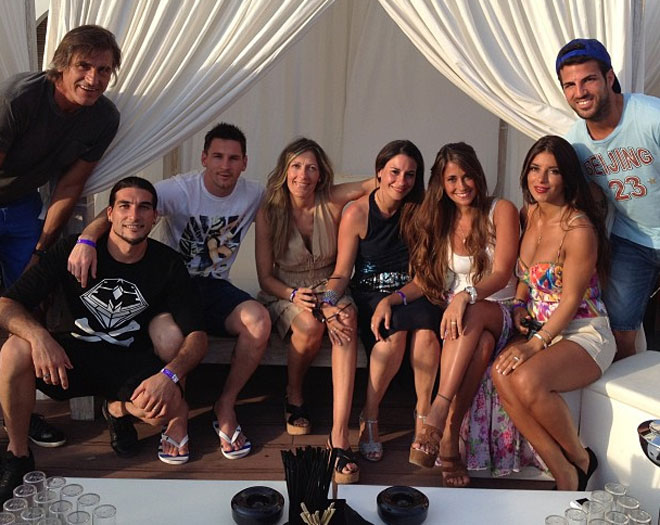 Muy bien acompaado aparece Pinto en la siguiente imagen. Varios jugadores del FC Barcelona apuran sus ltimos das de vacaciones en Ibiza.