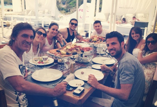 Messi, Cesc, Pinto y compaa siguen disfrutando de sus vacaciones en Ibiza. Que aprovechen.