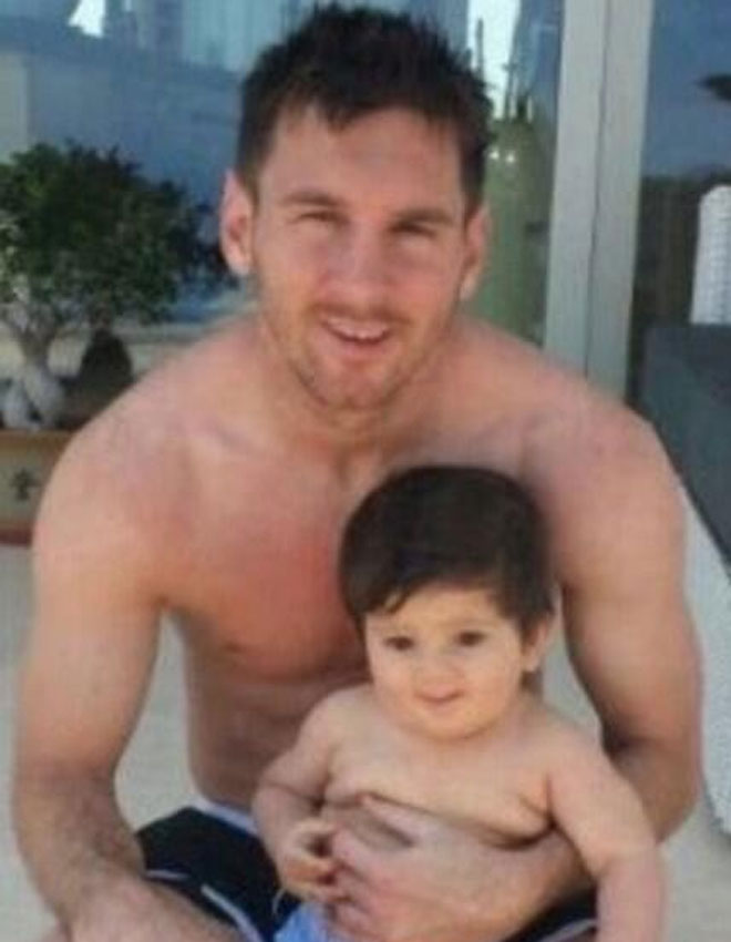Leo Messi colg en la red social china Tencent Weibo una foto con su hijo Thiago.