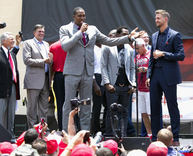 La ciudad de Houston se entreg en la presentacin oficial de Dwight Howard como nuevo jugador de los Rockets.