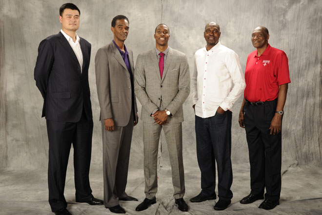 Dwight Howard posando, en su presentacin como jugador de los Rockets, con leyendas de la franquicia como Hakeem Olajuwon, Elvin Hays, Ralph Sampson y Yao Ming.