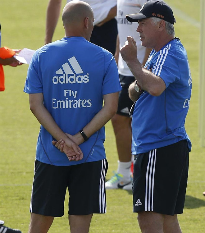 Ancelotti y Zidane no pararon de dialogar viendo a sus futbolistas.