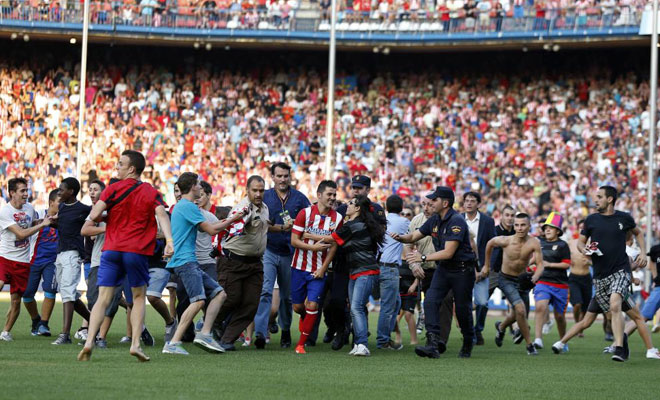 La presentacin de David Villa como jugador del Atltico de Madrid, con 20..000 espectadores en el Vicente Caldern, concluy con una inesperada invasin de campo por parte de varios centenares de seguidores rojiblancos que quisieron acercarse a su nuevo dolo.
