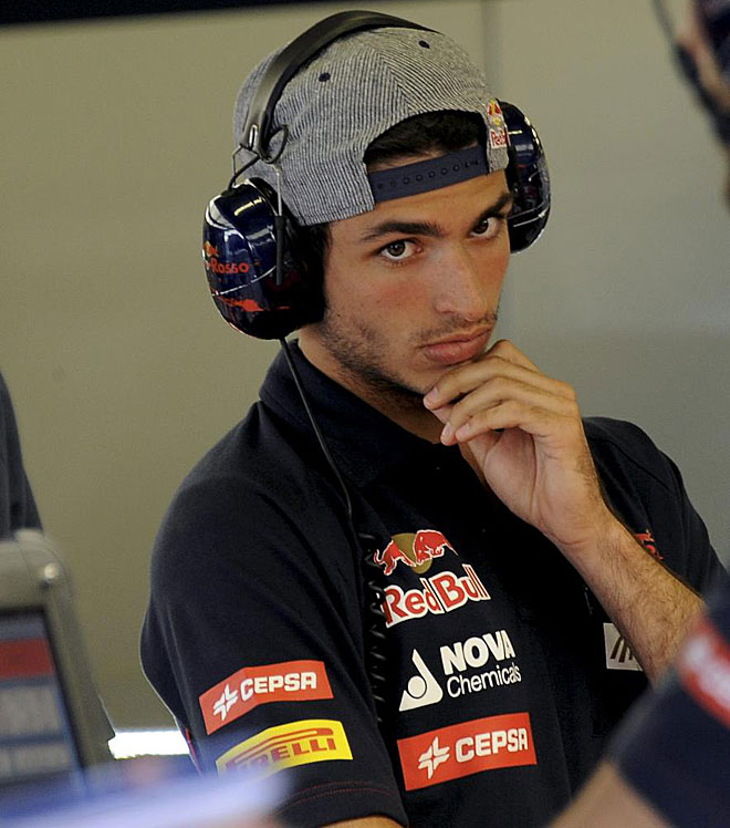 Carlos Sainz Jr. sigui por la maana la actuacin de Daniel Ricciardo con Toro Rosso desde el box del equipo.