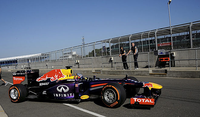Tras probar el jueves el Toro Rosso Carlos Sainz Jr. se subi al Red Bull en la tercera y ltima jornada del Test de Jvenes pilotos de Silverstone.