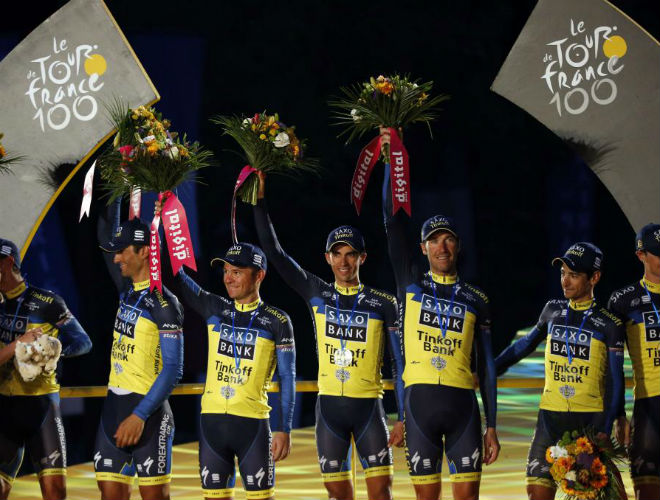 Alberto Contador se tuvo que conformar con subir junto a todo el Saxo Tinkoff para recoger el premio al mejor equipo del Tour.