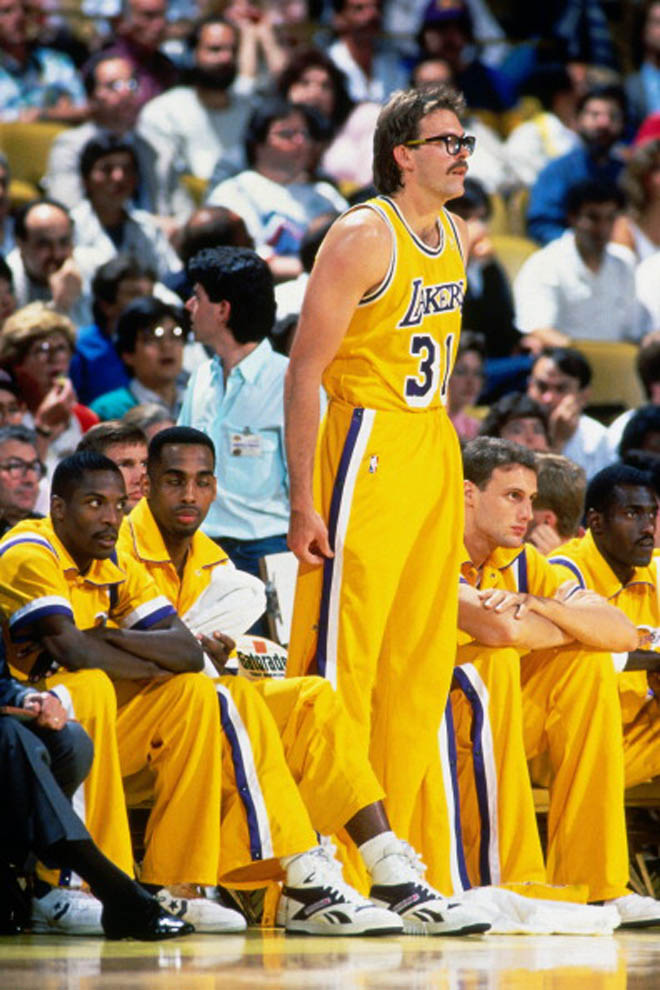 Se da por cerrada la vuelta de Kurt Rambis, otrora jugador y asistente de lso Lakers en distintas etapas, al banquillo angelino como asistente de D'Antoni conquien se le ha visto en la Liga de Verano de Las Vegas. Tiene morbo su vuelta ya que era el asistente de Phil Jackson antes de irse como primer entrenador a Minnesota