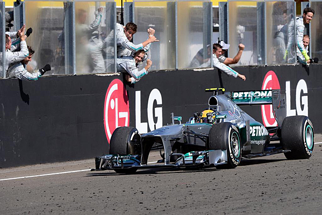 Lewis Hamilton se adjudic en Hungra la primera victoria del ao, para sealar que no ha dicho su ltima palabra en la lucha por el campeonato.