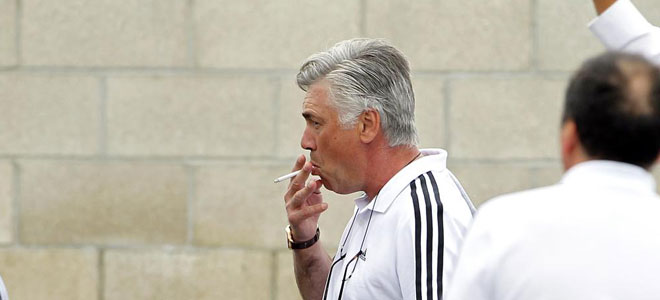 Tras un largo viaje, Carlo Ancelotti no dud en furmarse un cigarro a su llegada al aeropuerto.